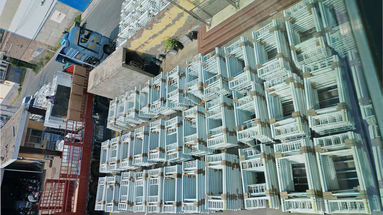 豐龍工廠以匠心趕工期，為校園宿舍公寓床注入新活力